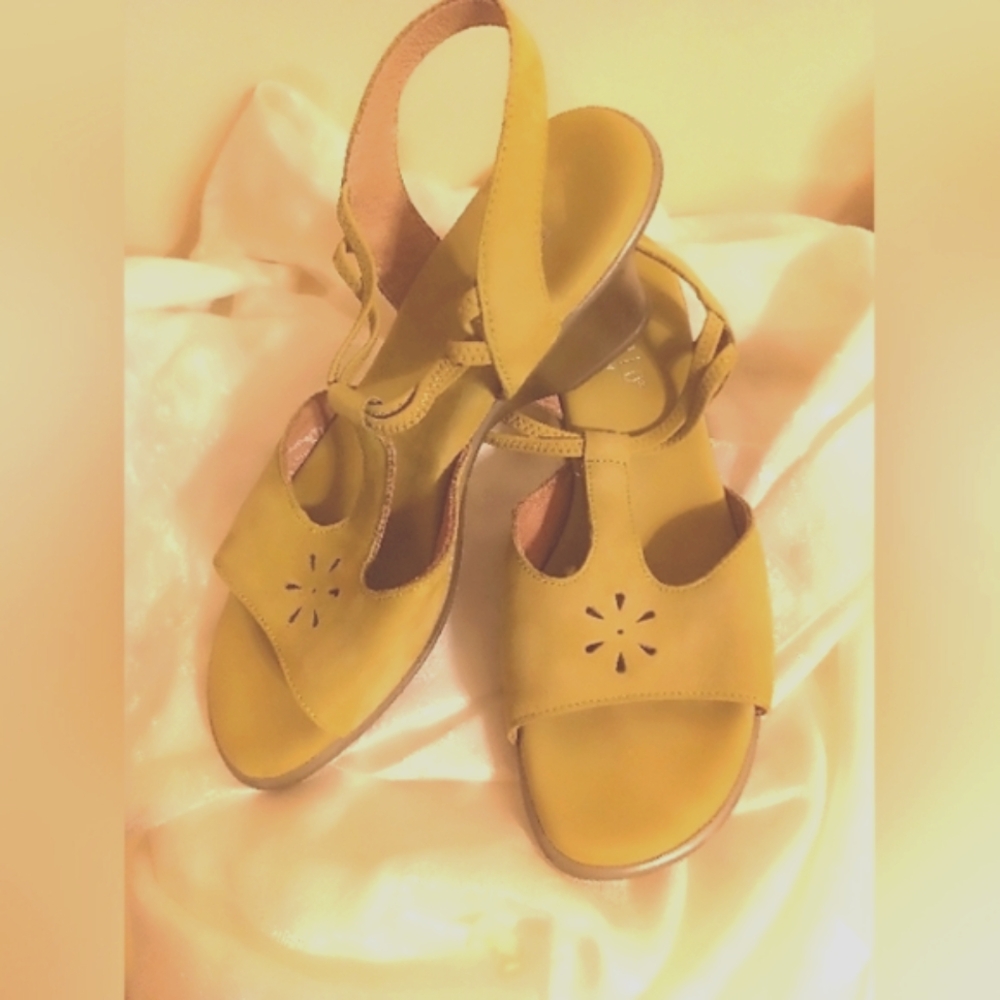 Munro light green suede wedge peep toe sandals size 6.5